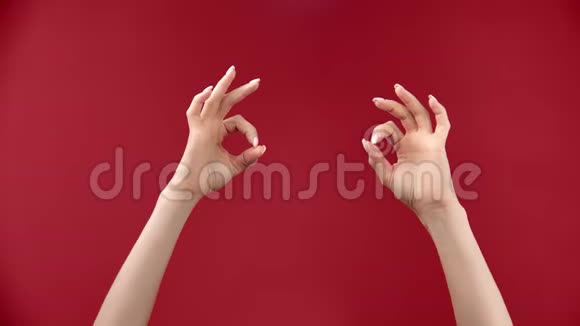 女性双手显示手势OK在空促销广告区域特写隔离视频的预览图