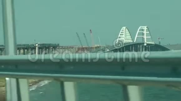 汽车沿着克里米亚大桥行驶视频的预览图