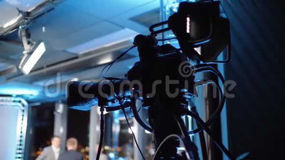专业摄像机站在电视演播室的三脚架上视频的预览图