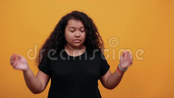 困惑的女性超重双手抱头纠正发型视频的预览图