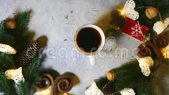 在圣诞装饰的桌子上放一杯热红茶或咖啡女孩的手慢慢地拿起它好主意继续视频的预览图