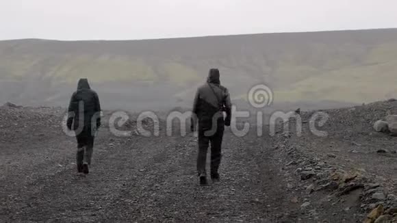 在冰岛徒步旅行在阴沉的天气下下雪视频的预览图