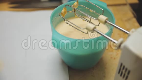 吹毛求疵的奶油厨房里的烹饪蛋糕视频的预览图