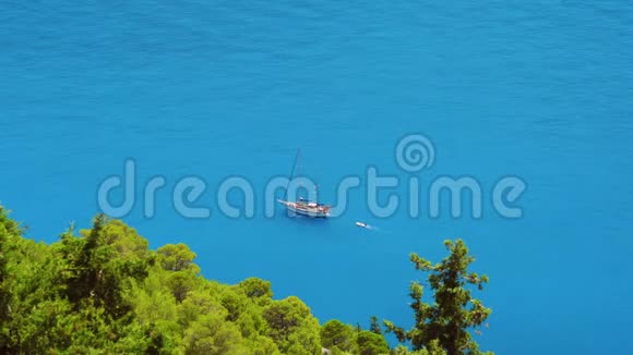 豪华白色游艇在开放的蓝色海湾在地中海度假希腊的神秘岛屿旅费视频的预览图
