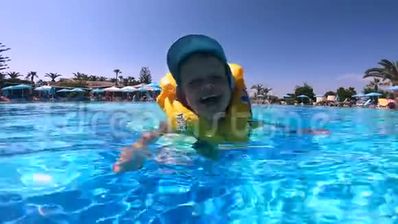快乐的孩子穿着救生衣游泳视频的预览图