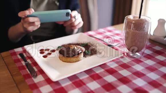 一位女食品博主在咖啡馆里拍了一张她的甜点坚果馅饼里面有巧克力酱和香蕉视频的预览图