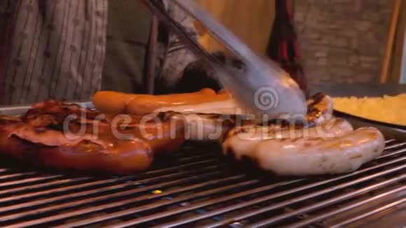 香肠是在开放式烤架上煮熟的视频的预览图