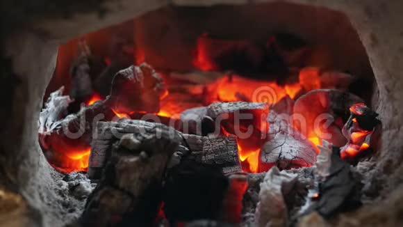 壁炉中的炽热燃烧煤烧烤用的热煤火和冬季圣诞节的概念视频的预览图