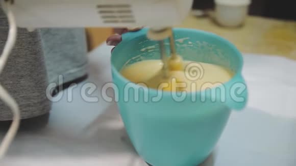 吹毛求疵的奶油厨房里的烹饪蛋糕视频的预览图
