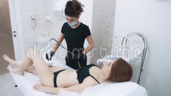美容师办公室里的女人用腿做抗纤维素手术动作缓慢视频的预览图