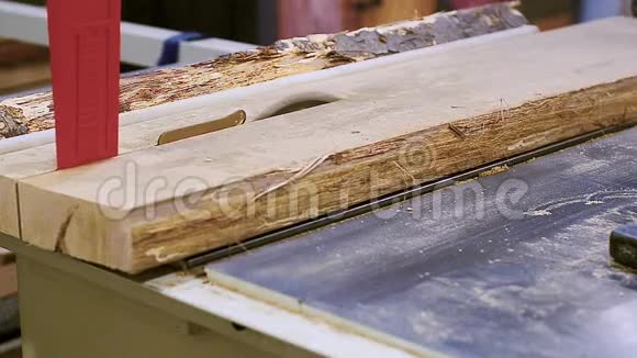 木工车间圆锯上的切割板视频的预览图