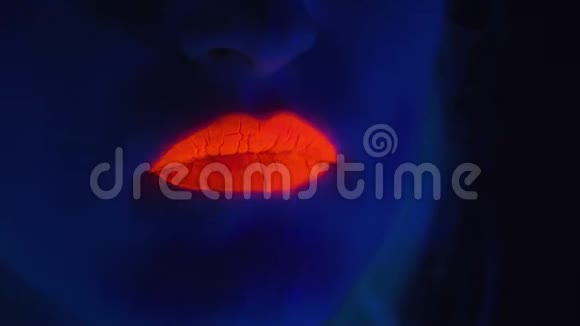 红唇少女在紫外线下伸舌视频的预览图
