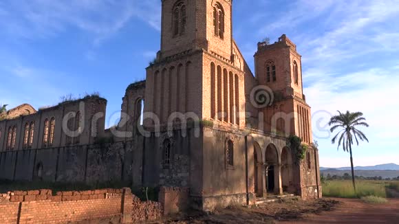 库安萨苏尔日落时分美丽的废弃的安哥拉乡村老天主教教堂视频的预览图