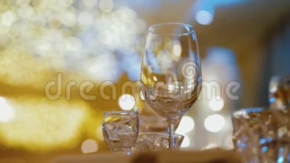 玻璃放在优雅的桌子上准备宴会晚餐假日或周年纪念视频的预览图