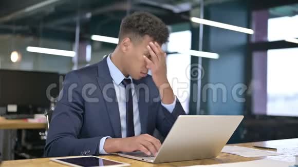 年轻的商务人士在笔记本电脑上进行视频聊天视频的预览图