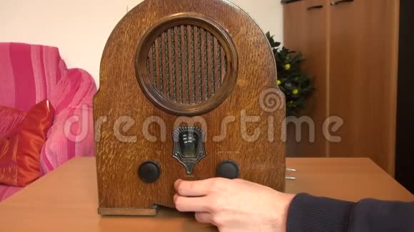 木制老式收音机的手动转动旋钮视频的预览图
