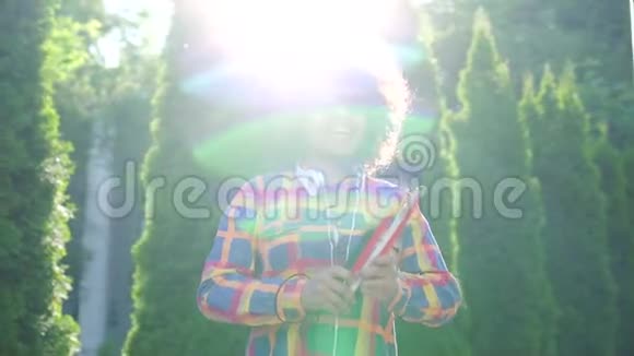 美国黑人妇女的肖像带着一根藤条的非洲发式盲太阳光线缓慢视频的预览图