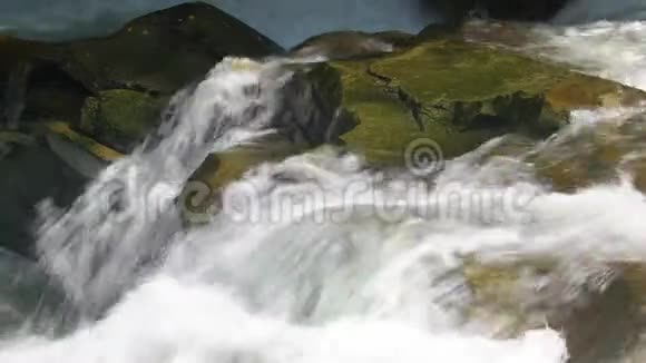 纯净的水在石头之间流动视频的预览图