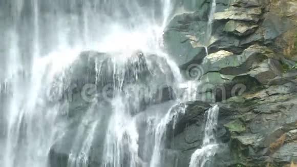 靠近瀑布的湿岩石视频的预览图