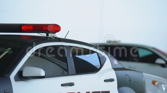 自信的警察下车戴着墨镜去犯罪现场视频的预览图