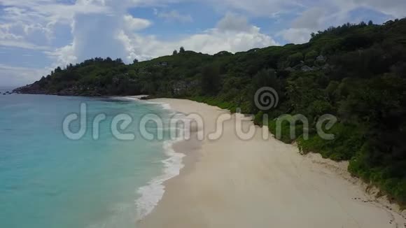 无人机在热带岛屿的海滩上飞行然后相机降落到海浪4K镜头视频的预览图