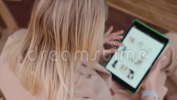 女人在网上服装店买东西用平板电脑特写镜头视频的预览图