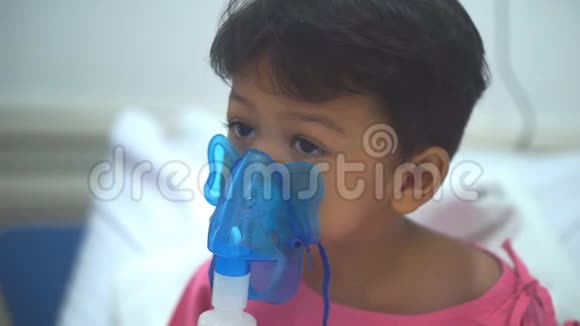 亚洲男孩约2岁6个月患有RSV病毒Syncial用吸入器进行吸入治疗以减少c视频的预览图