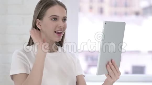 在平板电脑上进行视频聊天的美女画像视频的预览图