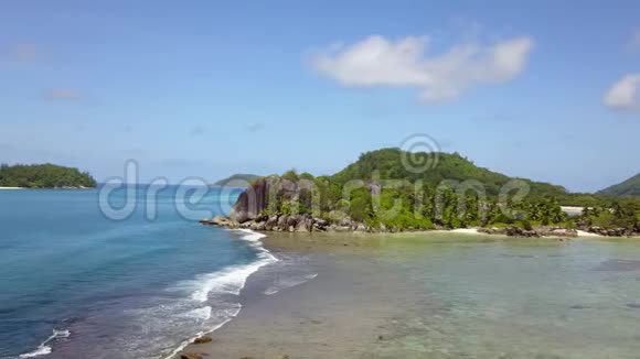 在印度洋美丽的荒岛上塞舌尔被巨浪冲走了4K镜头视频的预览图