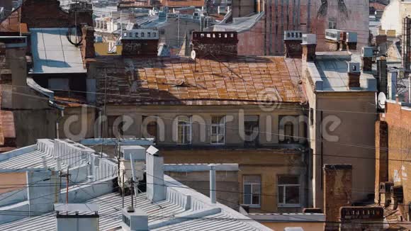 圣彼得堡城市旧公寓楼的橙色屋顶视频的预览图