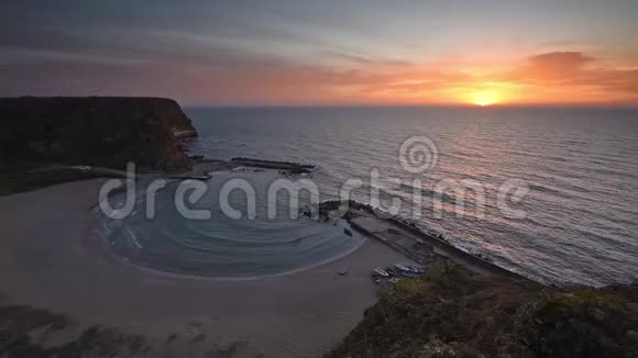 日出时的神奇海湾视频的预览图