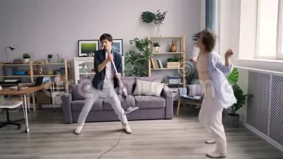玩的情侣玩吸尘器跳舞享受休闲时光视频的预览图