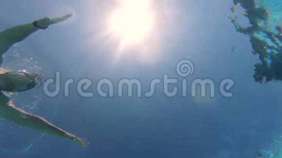 阳光和一个游泳男子在水下的视野视频的预览图