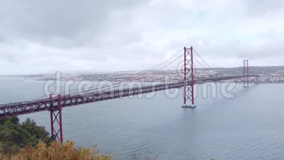 里斯本塔格斯河上著名的四月二十五日大桥视频的预览图