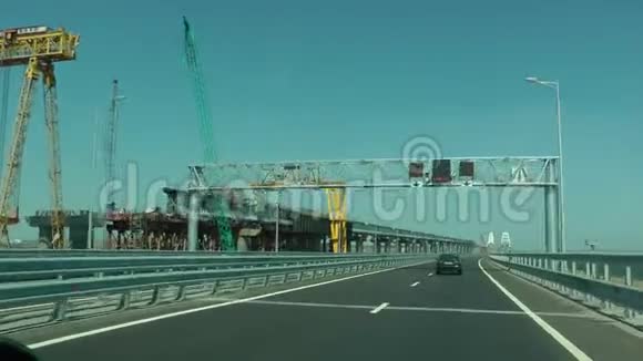 汽车沿着克里米亚大桥行驶视频的预览图