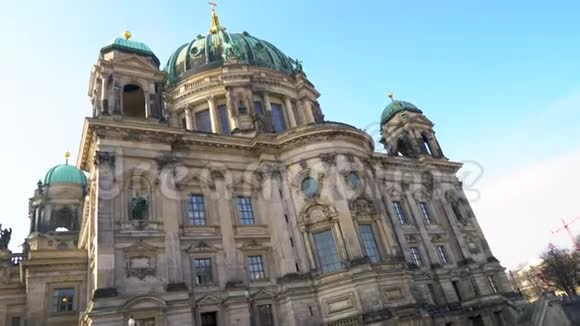 从博物馆岛上的柏林大教堂到德国柏林的斯普里河视频的预览图