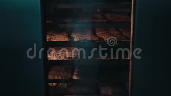 不同类型糕点的货架都在热烤箱内移动视频的预览图