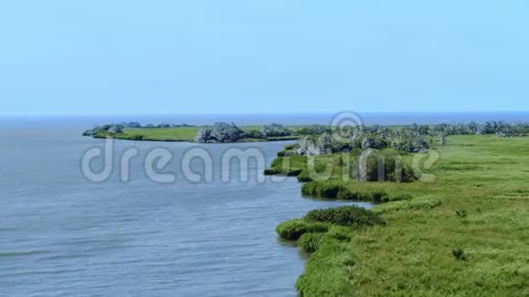 位于河中央的岛屿唐河三角洲飞行中的鸟瞰视频的预览图