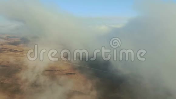 从道路上方俯瞰被雾覆盖的山丘视频的预览图