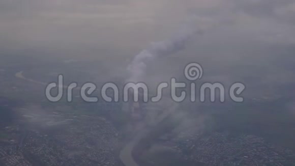 冬季鸟瞰管伴有密集烟雾工业区视频的预览图