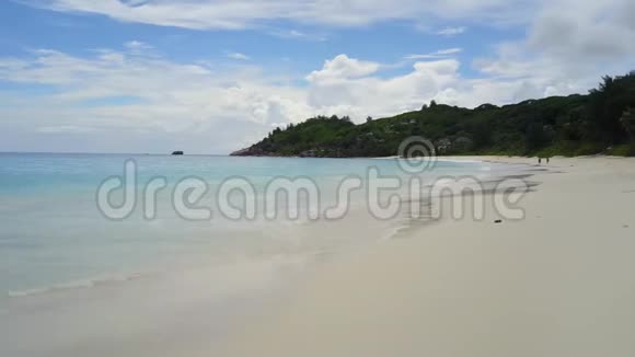 沿塞海滩的另一个好风景有干净的印度洋海浪和植物4K的足迹视频的预览图