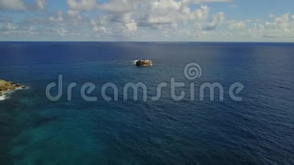 塞舌尔群岛附近印度洋中部的孤独美丽岩石无人驾驶飞机拍摄4K录像视频的预览图