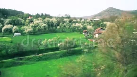 铁路旁的一个小村庄视频的预览图