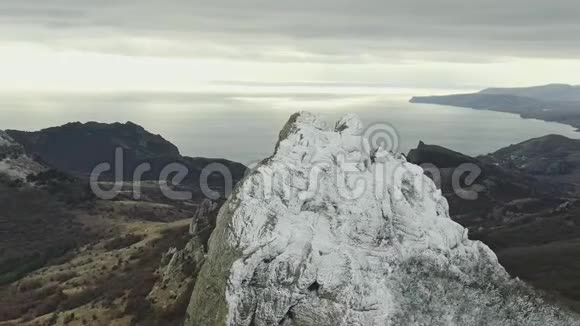 雪中的山顶在海和山脉的映衬下视频的预览图