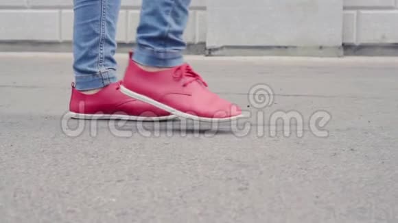 穿着红色运动鞋女人的腿视频的预览图