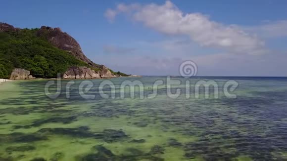 在拉迪格与安塞达金的塞舌尔群岛的新一天令人惊叹的景观视频的预览图