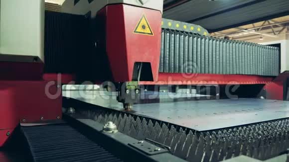 激光切割金属板材的快速运动视频的预览图