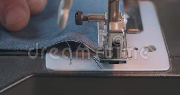 缝纫机上用牛仔牛仔裤进行手工缝制牛仔服装汉明牛仔裤手工服装视频的预览图