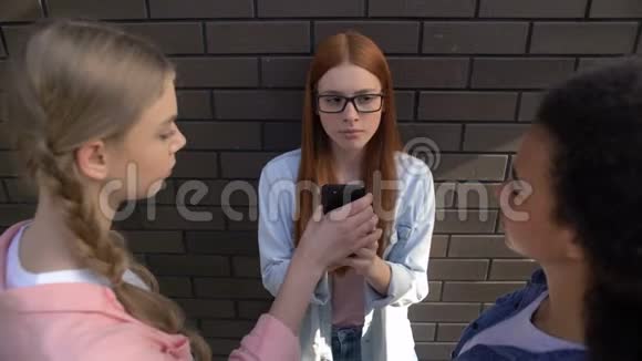 高中生拿走同学的智能手机吓得欺负受害者视频的预览图