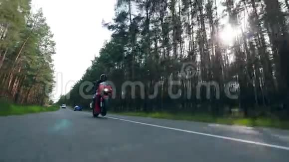 一个骑着红色摩托车的人在一条很长的路上视频的预览图